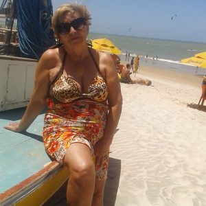 Le temps file, alors je me dévêts ! Célia - rencontre-Naturiste-Dijon